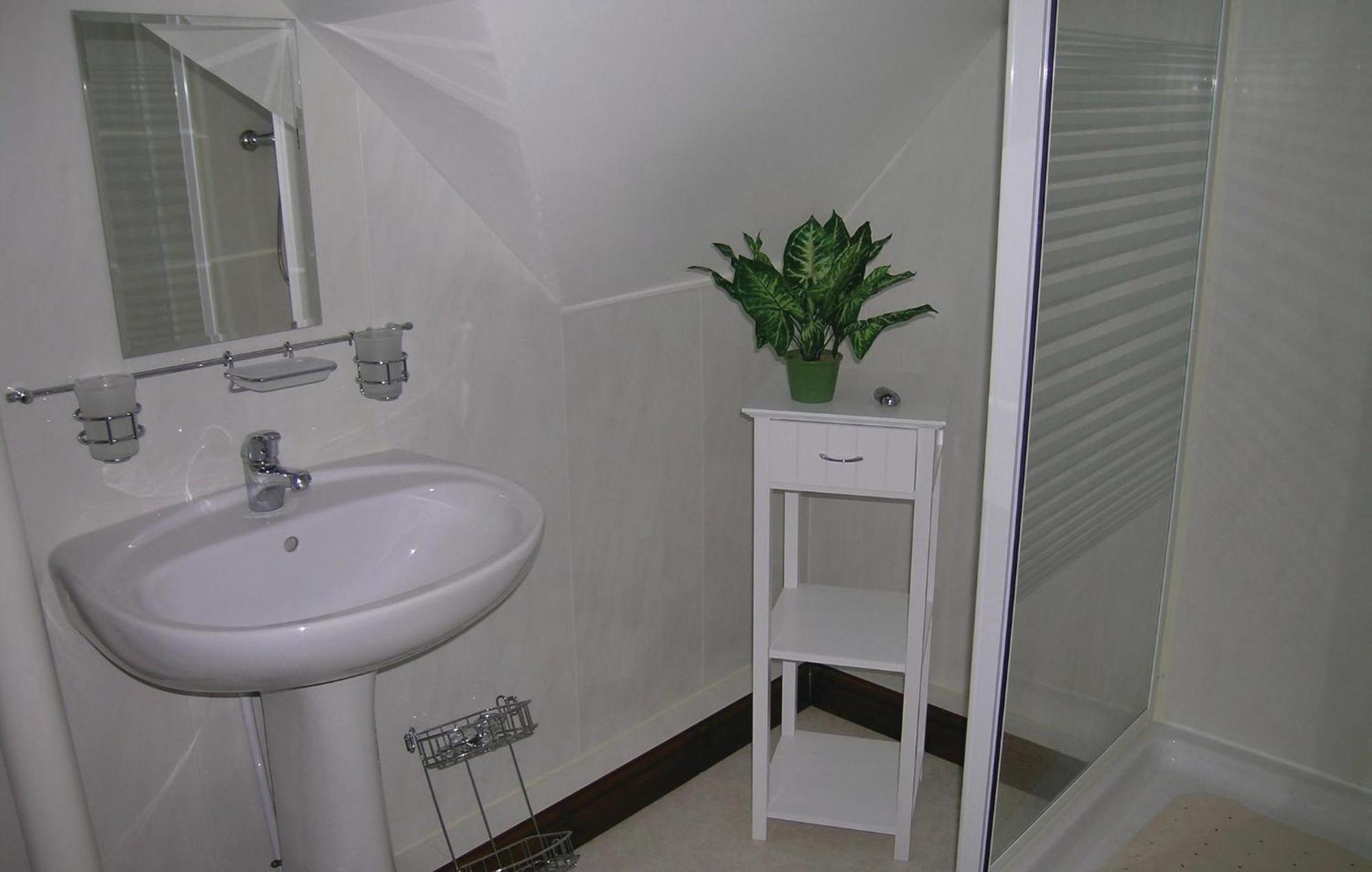 Lovely Home In Chateauneuf Du Faou With Wifi Saint-Thois Luaran gambar